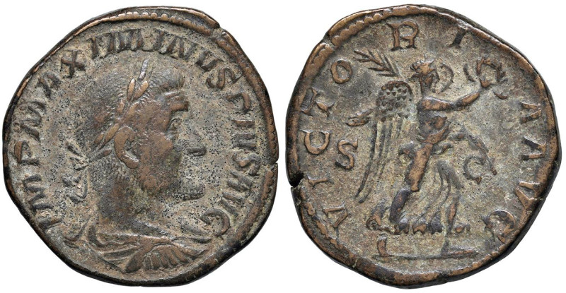 Massimino (235-238) Sesterzio - Testa laureata a d. - R/ La Vittoria andante a d...