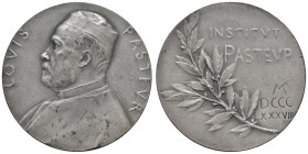 FRANCIA. Louis Pasteur (1822-1895) Medaglia coniata 1888 Istituto di Medicina Pasteur - Opus: Oscar Roty - AG (g.25,5 - Ø 37 mm) Sul bordo punzone: 1A...