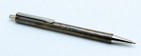 PENNA IN ARGENTO -Penna a sfera- Decorazione elegante sul corpo in argento. Oggetto venduto in scatola originale. 

n.a.