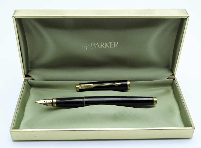 PARKER -Penna stilografica- Corpo in resina nera con finiture dorate. Ricarica a...