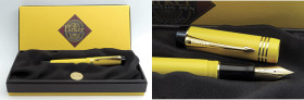 PARKER Duofold Mandarin -Penna Stilografica- Edizione limitata 01240/10000. Corpo in resina gialla con finiture dorate e nere. Ricarica a cartuccia/co...