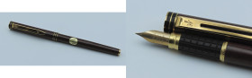 WATERMAN -Penna stilografica- Corpo e cappuccio in resina bordeaux con finiture dorate. Ricarica a cartuccia. Pennino EF in oro giallo 18kt. Penna nuo...