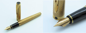 WATERMAN -Penna stilografica- Corpo e finiture placcate in oro. Ricarica a cartuccia/converter e pennino EF in oro giallo 18kt. Penna nuova, mai utili...