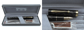 SHEAFFER 1920 -Penna stilografica- Corpo della penna in resina nera a bande grigie con finiture dorate. Ricarica a cartuccia/converter. Pennino F in i...