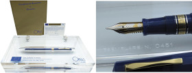 OMAS -Penna Stilografica- COLLEZIONE EUROPA. Prot. 25065 del 23/12/1991. Edizione limitata. 0451/3500. Penna in resina vegetale blu con caricamento a ...