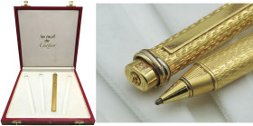 CARTIER -Penna a Sfera- Corpo e cappuccio placcato in oro giallo 18kt con classico intarsio a 3 anelli sulla parte superiore del cappuccio. Refill da ...