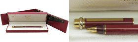 MUST DE CARTIER -Penna a sfera- ST 10311. Numero di serie 660145. Corpo e cappuccio in resina rossa con finiture dorate. Penna in eccellente stato di ...