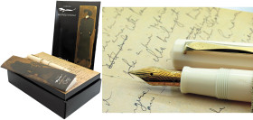 OMAS Bibliotheque Nationale -Penna Stilografica- Corpo in resina bianco latte, con finiture dorate. Ricarica a stantuffo. Pennino F in oro giallo 18kt...