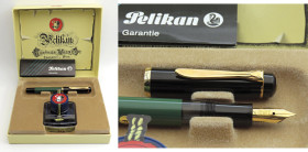 PELIKAN Gunther Wagner -Penna Stilografica- Corpo in resina verde con cappuccio nero e finiture dorate. Ricarica a stantuffo. Pennino F in oro giallo ...