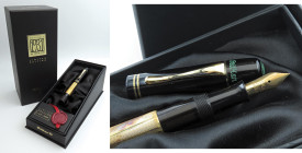 PELIKAN 1931-Penna Stilografica- Edizione limitata 3198/5000. Corpo placcato in oro. Cappuccio nero con finiture dorate. Ricarica a stantuffo. Pennino...