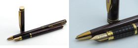 WATERMAN -Lotto di 2 penne- Stilografica e Portamine. Corpi in resina bordeaux a sfumature nere con finiture nere e dorate. Stilografica con ricarica ...