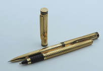 WATERMAN -Lotto di 2 penne- Roller e Portamine. Corpi in resina dorata con finiture nere. Oggetti forse solo provati, venduti in condizioni di nuovo i...