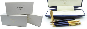WATERMAN Edson. Lotto di 3 penne -Penna Stilografica, a Sfera e Portamine- Corpi in resina blu con cappucci e finiture bronzate. Stilografica con rica...