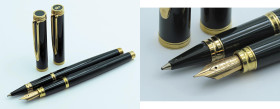WATERMAN -Lotto di 2 penne- Stilografica e penna Roller. Corpi in resina verde con finiture dorate. Stilografica con ricarica a cartuccia e pennino F ...