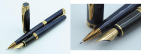 WATERMAN -Lotto di 2 penne- Stilografica e Portamine. Corpi in resina blu con finiture dorate. Stilografica con ricarica a cartuccia/converter e penni...