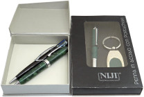 NIJI -Lotto di 4 elementi- N.3 penne a sfera n.1 Portachiavi in resina verde e metallo abbinato ad una di esse. Esaminare foto, non si accettano resi....