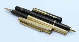 PARKER. -Lotto di due penne stilografiche- N.1 Parker corpo nero con finiture dorate. Ricarica a cartuccia e pennino F in metallo dorato. N.1 Parker c...
