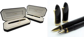 OMAS 360. Lotto di 2 penne -Penna Stilografica e penna a Sfera (roller) - Corpi con particolare forma triangolare in resina nera e finiture dorate. St...