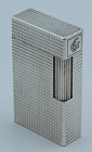 S.T. DUPONT -Accendino- in argento misure 56x32x12mm perfettamente funzionante (gas esaurito). Peso complessivo 105g. Oggetto in eccellente stato cons...