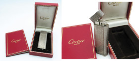 CARTIER. Accendino. Numero di serie 8 3031E. Corpo in argento. Alto 7cm, largo 2,3 cm e profondo 1,3cm. Oggetto venduto con scatola originale, contros...