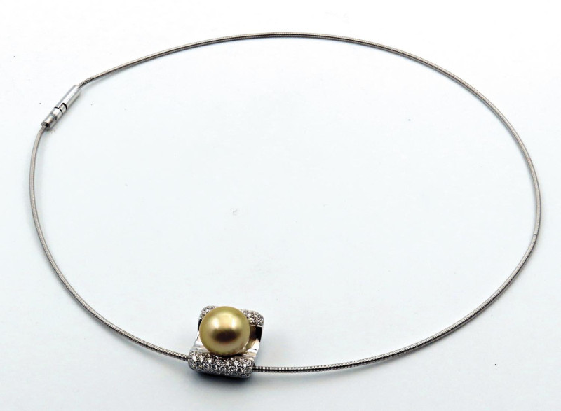 GIROCOLLO in oro bianco 18kt, con ciondolo di perla australiana gialla con diame...