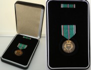 Collection of USA badges and decorations
SA. Medal for Veteran II (The Anniversary of World War II Commemorative Medal) 
Medal w etui z dużą baretką...