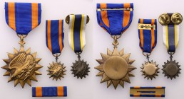 Collection of USA badges and decorations
USA. Medal lotniczy (Air Medal) 
Medal nadawany za chwalebny czyn dokonany podczas lotu.Idealnie zachowany ...
