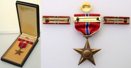 Collection of USA badges and decorations
USA. Bronze Star 
Odznaczenie w oryginalnym etui w bardzo dobrym stanie. Na wieczku etui napis złocony „BRO...