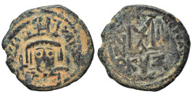 Maurice Tiberius. 582-602. Follis (bronze, 9.00 g, 29 mm), Cyzicus. Crowned and curiassed facing bust, holding globus cruciger and shield. Rev. Large ...