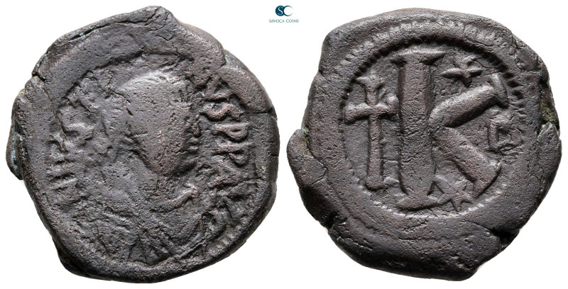 Justin I AD 518-527. Constantinople
Half Follis or 20 Nummi Æ

25 mm, 12,12 g...