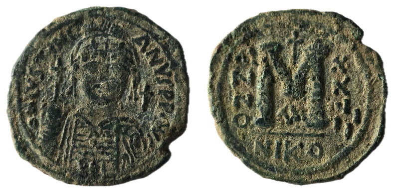 JUSTINIAN I (527-565). Follis. 
Obv: D N IVSTINIANVS P P AVG.
Helmeted and cuira...