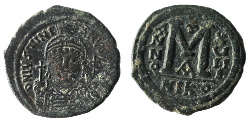 JUSTINIAN I (527-565). Follis. 
Obv: D N IVSTINIANVS P P AVG.
Helmeted and cuira...