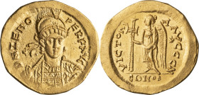 Zeno . Solidus; Zeno ; 474-491 AD, Constantinople, Solidus, 4.40g. Berk-26, RIC-910, officina 7. Obv: Helmeted, cuirassed bust facing, holding spear o...