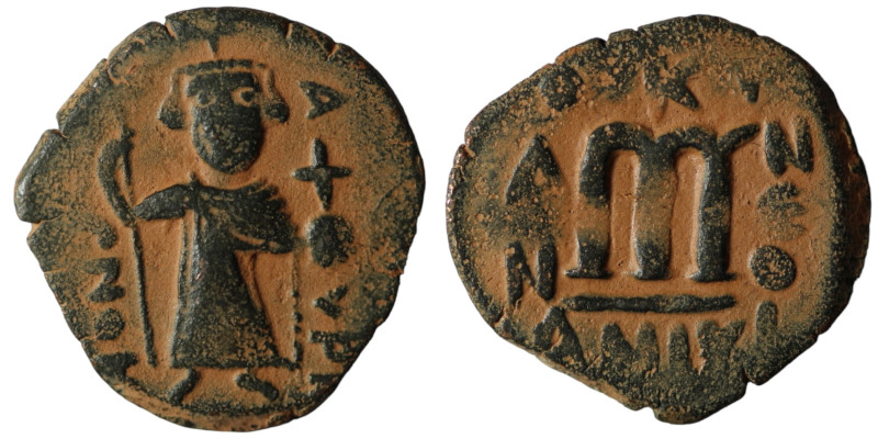 Constans II. (641-668 AD). Follis. Obv: Constans II. standing facing. Rev: M. ar...