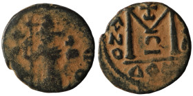 Constans II. (641-668 AD). Follis. Obv: Constans II. standing facing. Rev: M. artificial sandpatina. 17mm, 2,40g