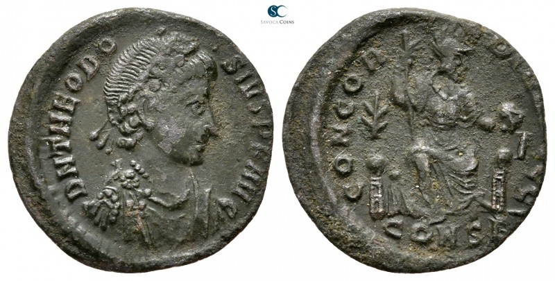 Theodosius I. AD 379-395. Constantinople
Follis Æ

18 mm., 1,61 g.



ver...