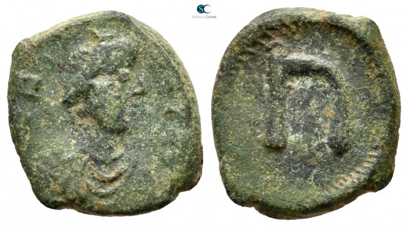 Phocas AD 602-610. Constantinople
Pentanummium Æ

15 mm., 2,17 g.



near...
