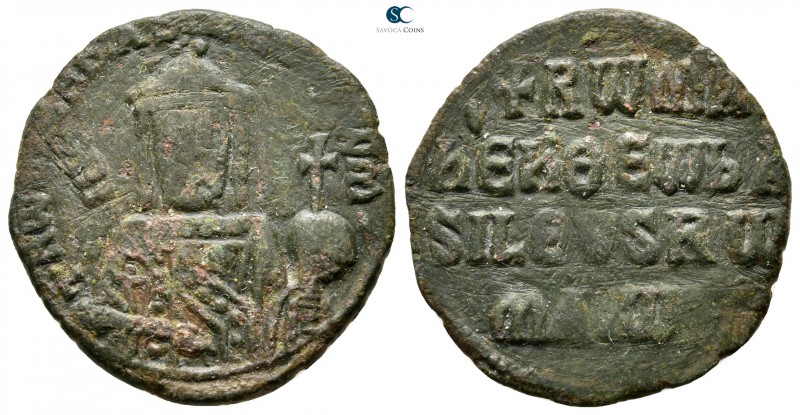 Constantine VII and Romanus I AD 913-959. Constantinople
Follis Æ

25 mm., 5,...