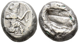 IMPERIO AQUEMENIDA, Tiempo de Xerxes I a Darios II. Siglos. (Ar. 4,22g/16mm). 485-420 a.C. Sardes. (Sunrise 25). Anv: Rey persa arrodillado a derecha ...