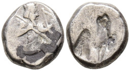 IMPERIO AQUEMENIDA, Tiempo de Jerjes I a Daríos II. Siglos. (Ar. 5,48g/16mm). 485-420 a.C. Sardes. (Sunrise 25). Anv: Rey persa arrodillado a derecha ...