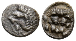 CARIA, Hekatomnos. Hemióbolo. (Ar. 0,52g/8mm). 393-353 a.C. Ceca indeterminada. (SNG Tübingen 3310; McClean 8517). Anv: Cabeza de león a izquierda. Re...