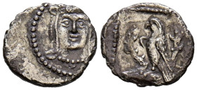 CILICIA, Ceca incierta. Obolo. (Ar. 0,64g/12mm). Siglo IV a.C. (SNG Levante 229; SNG von Aulock 5424). Anv: Busto de frente de Heracles con piel de le...