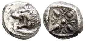 JONIA, Miletos. Dióbolo. (Ar. 1,17g/9mm). 600-500 a.C. (SNG Kayhan 476-81). Anv: Cabeza de leon a izquierda. Rev: Diseño estrellado incuso. MBC.