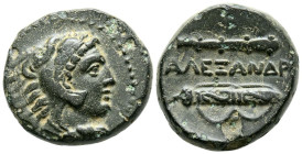 REYES DE MACEDONIA, Alejandro III el Grande. Ae18. (Ae. 6,27g/18mm). 336-323 a.C. Ceca incierta. (Price 266; HGC 3.1, 925a). Anv: Cabeza de Hércules c...