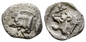 MISIA, Cícico. Hemióbolo. (Ar. 0,29g/9mm). 500-490 a.C. (Klein 265). Anv: Parte delantera de jabalí a izquierda, detrás atún. Rev. Cabeza de león a iz...