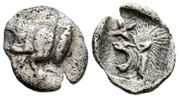 MISIA, Cícico. Hemióbolo. (Ar. 0,35g/9mm). 500-490 a.C. (Klein 265). Anv: Parte delantera de jabalí a izquierda, detrás atún. Rev. Cabeza de león a iz...