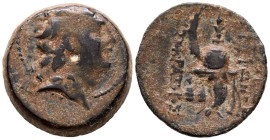 REINO SELEUCIDA, Tryphon. Ae19. (Ae. 5,15g/19mm). 142-138 a.C. (HGC 9, 1061). Anv: Cabeza laureada masculina a derecha. Rev: Casco macedonio a izquier...