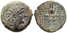 REINO SELEUCIDA, Cleopatra Thea y Antiochos VIII. Ae18. (Ae. 4,12g/18mm). 125-121 a.C. (HGC 9, 1191). Anv: Busto masculino radiado a derecha. Rev: Toc...