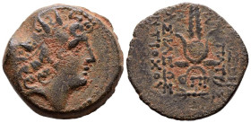 REINO SELEUCIDA, Cleopatra Thea y Antiochos VIII. Ae18. (Ae. 4,12g/18mm). 125-121 a.C. (HGC 9, 1191). Anv: Busto masculino radiado a derecha. Rev: Toc...