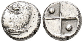 TRACIA, Chersonesos. Hemidracma. (Ar. 2,17g/12mm). 400-350 a.C. (Seaby 1607). Anv: Parte delantera de león a izquierda. Rev: Cuatripartito incuso con ...